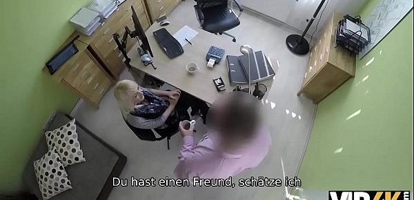 VIP4K. Blondes Fraulein hat Sex fur Bargeld mit hubschen Kredit-Agent